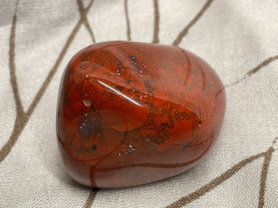 Rød Jasper polert, 3-4 cm - Sacha Hudpleie